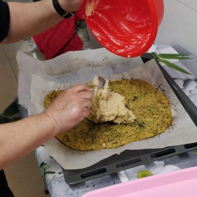 מנה עיקרית - גלילות עוף ממולא - סילביה חלוואי - הכנת רולדת תפוחי אדמה (1)